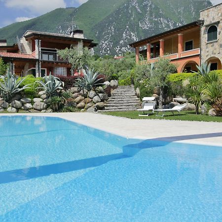 Residence "Borgo Le Torri" Toscolano Maderno Buitenkant foto