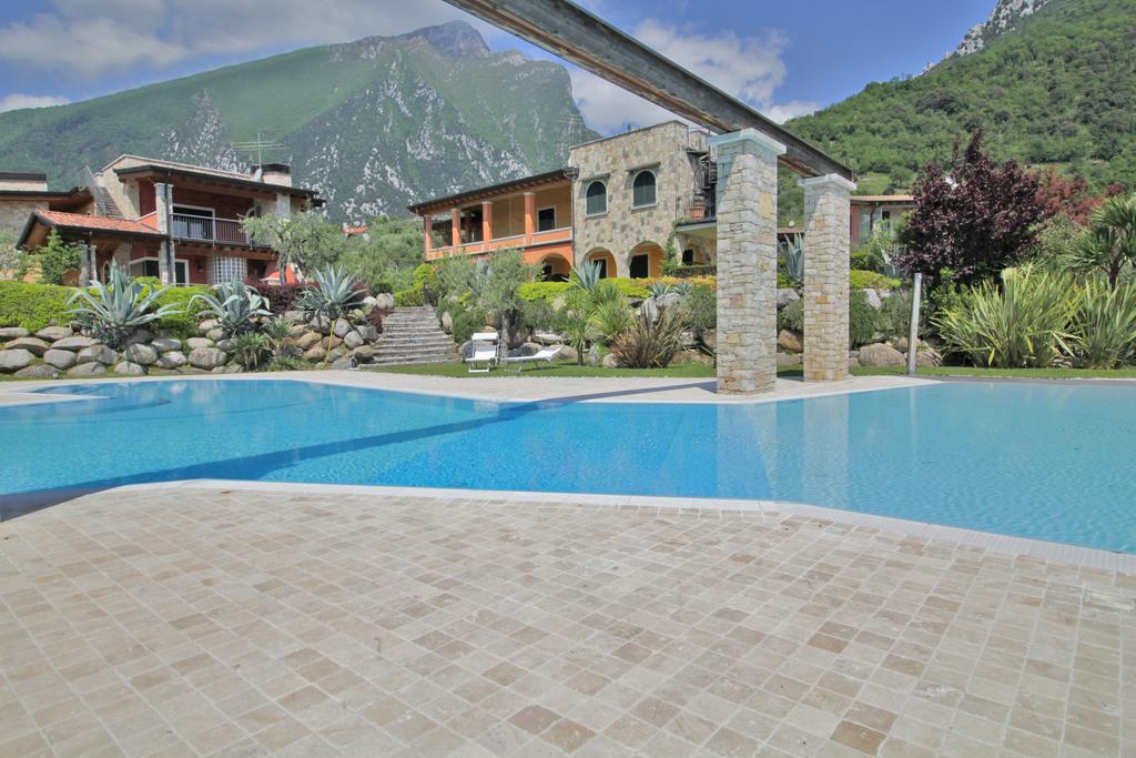 Residence "Borgo Le Torri" Toscolano Maderno Buitenkant foto