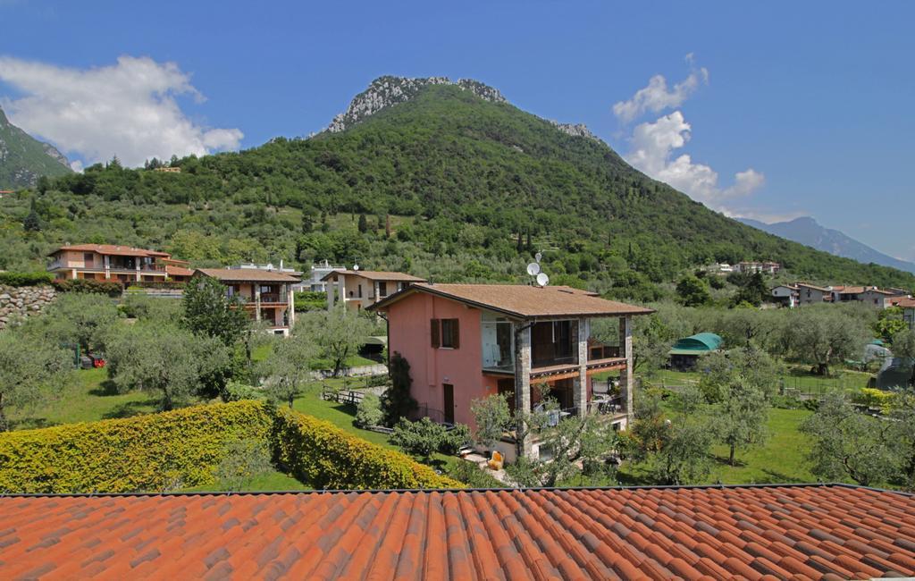 Residence "Borgo Le Torri" Toscolano Maderno Buitenkant foto