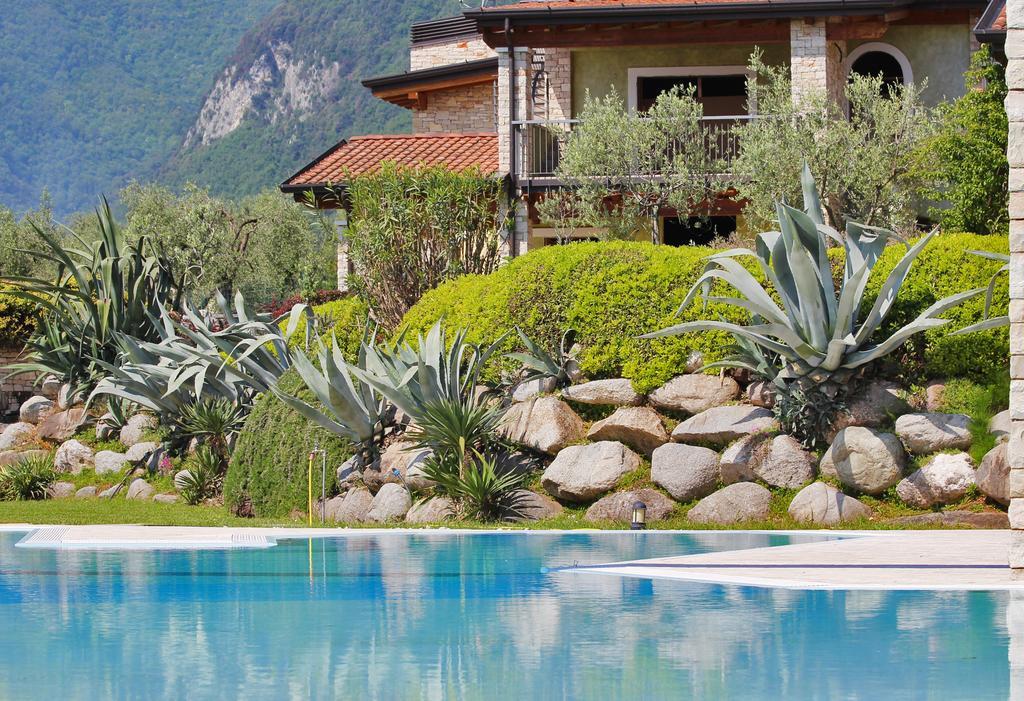 Residence "Borgo Le Torri" Toscolano Maderno Buitenkant foto